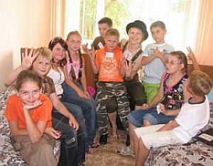 1236112395 gruppa-detejj-2-ledi-v-komnate-evroklubm.jpg